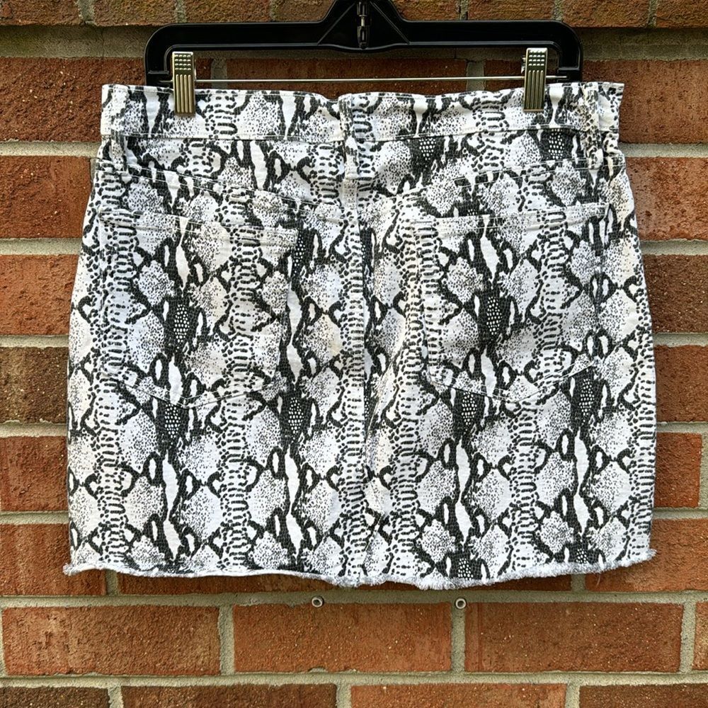 Frame Denim Le Mini Skirt Grey Python Snake Print… - image 3